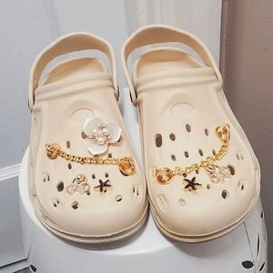Fashion Chain Crested Beige Clogs / Slides / Rubber Sandal Size 9 🌴